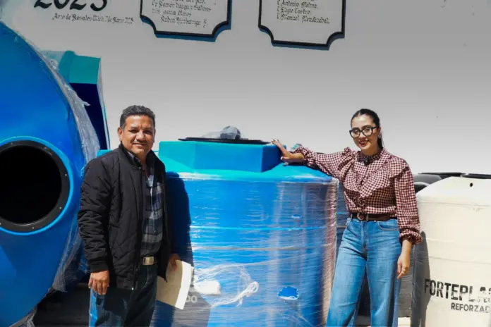 Yohana Mendoza, Presidenta Municipal de Ario entrega subsidios como parte del programa “Ario Digno”