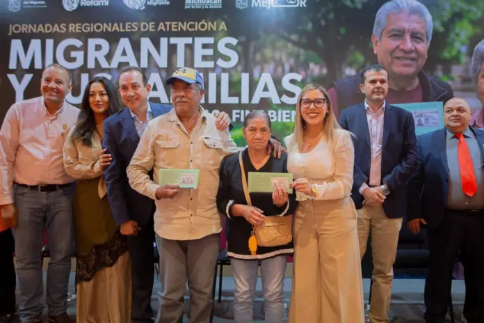 Dayana Pérez fortalece vínculos familiares con entrega de visas en Salvador Escalante