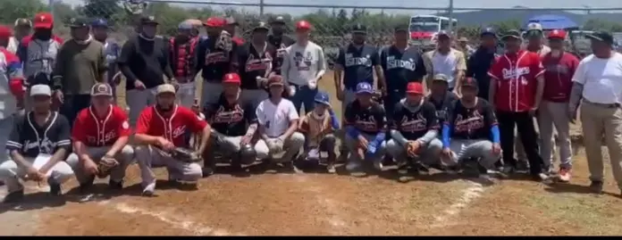 Julio César Conejo Alejos realiza entrega de apoyo para la instalación de malla en campo de béisbol en Zárate