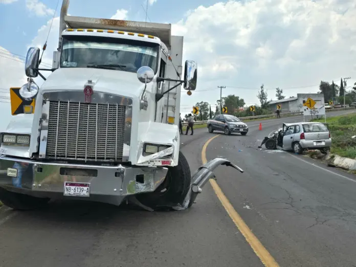 Choque frontal entre auto y volteo deja un adulto mayor herido en la Morelia-Quiroga