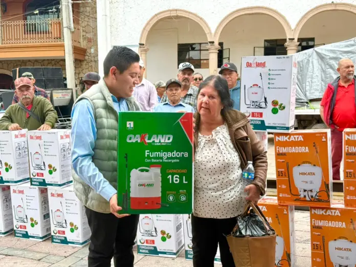 ENTREGA GOBIERNO MUNICIPAL 100 FUMIGADORAS SIN COSTO ALGUNO EN APOYO AL CAMPO DE CHURINTZIO